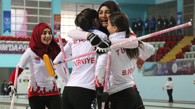 Erzurum'da düzenlenen 2017 Avrupa Gençlik Olimpik Kış Festivali'nde (EYOF 2017) curling kızlarda Türkiye A takımı, grup maçında Rusya'yı 6-4 yenerek yarı finale yükseldi.