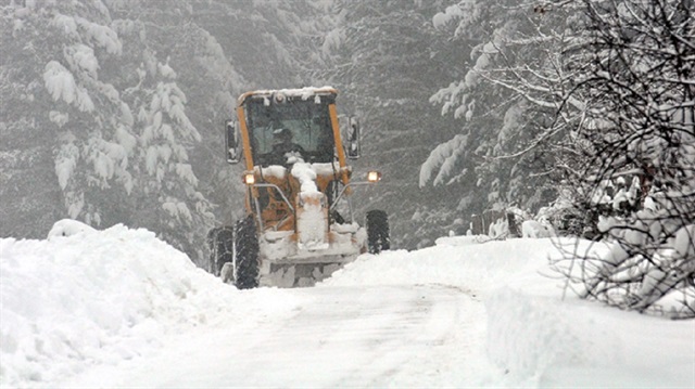 Kastamonu'da yoğun kar yağışı yolları kapattı.