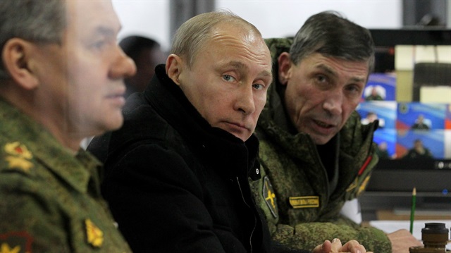 Rusya Devlet Başkanı Vladimir Putin, Savunma Bakanı Sergey Şoygu ve yetkililerle bir arada. 