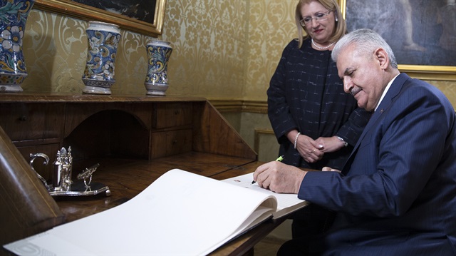 Başbakan Binali Yıldırım, Malta Cumhurbaşkanı Marie Louise Coleiro Preca ile görüşmesinin ardından Cumhurbaşkanlığı'ndaki anı defterine not yazdı. 