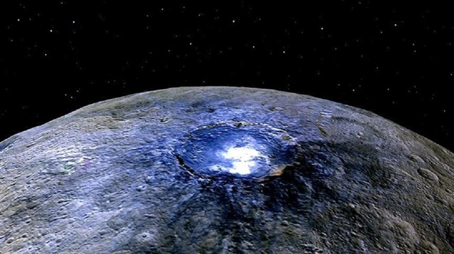 Diğer keşif uyduları cüce gezegende su buzullarının yanı sıra tuz, karbonat ve amonyak-yoğun kil gibi organik maddelerin varlığını keşfetmişti.
