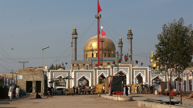 Pakistan'da Sufi türbesini hedef alan intihar saldırısında 80 kişi hayatını kaybetti. 