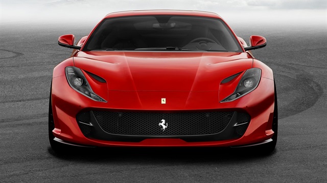 Ferrari 812 Superfast'in resmi tanıtımı Cenevre Otomobil Fuarı'nda mart ayında gerçekleşecek.
