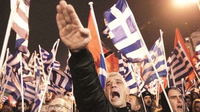 Yunanistan'daki Altın Şafak Partisi, son seçimlerde yüzde 7 oy aldı. Halen muhalefette. Altın Şafak Milletvekili Eleftherios Sinaadinos, “Bilimsel olarak dile getirildiği gibi, Türkler pis ve kirlidir” ifadesini kullandı. Parti, AB ve NATO karşıtı politika izliyor. Rusya’yı, Yunanistan’ın doğal müttefiki olarak tanımlıyor. Göçmenlerin yoğun olarak yaşadığı bölgelerde oy oranı yüzde 20’ye kadar çıkıyor.