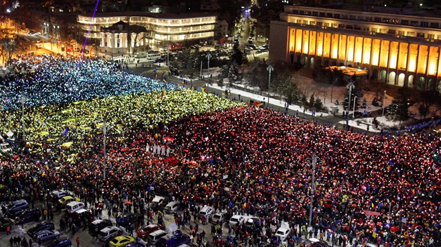 Romanya'da cezaevindeki binlerce kişinin affedilmesini öngören tasarı ve ceza kanununda yapılacak değişiklikleri protesto etmek için başlayan hükümet karşıtı gösteriler de on binler sokağa dökülmüştü. 
