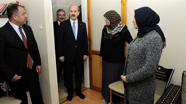 İçişleri Bakanı Süleyman Soylu, şehit polis memuru Fethi Sekin'in evini ziyaret etti.