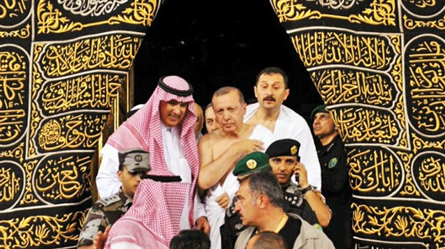 Cumhurbaşkanı  Erdoğan resmi temaslar  için bulunduğu Suudi  Arabistan’da Kabe’yi ziyaret  ederek umre yaptı.