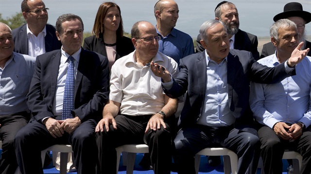 Nisan 2016'da İsrail Başbakanı Binyamin Netanyahu, İsrail işgali altındaki Golan Tepeleri'nde kabinesi ile poz vermişti. 