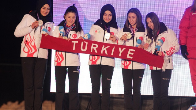 Türkiye A Milli Takımı, 1991 yılından itibaren düzenlenen EYOF'un kış organizasyonları bölümünde curling branşında Türkiye'ye ilk madalyayı kazandırmış oldu.