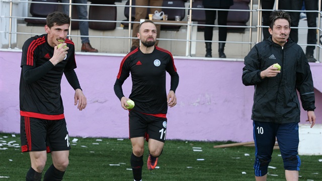 Güzelordusporlu futbolcular 'Amasya elması'na atıfta bulunarak sahada elma yedi.