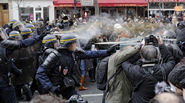 Fransa'da polis şiddetine yönelik protestolar büyüyor.