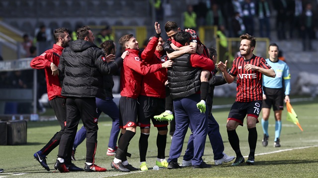Gençlerbirliği Serdar Gürler'in iki golüyle sahadan galip ayrıldı.