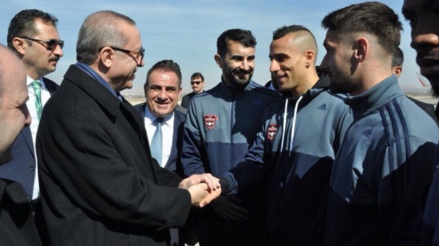 Müslüman futbolcu Ben Hatira, Cumhurbaşkanı Erdoğan'la tanışarak en büyük hayalini gerçekleştirdi.