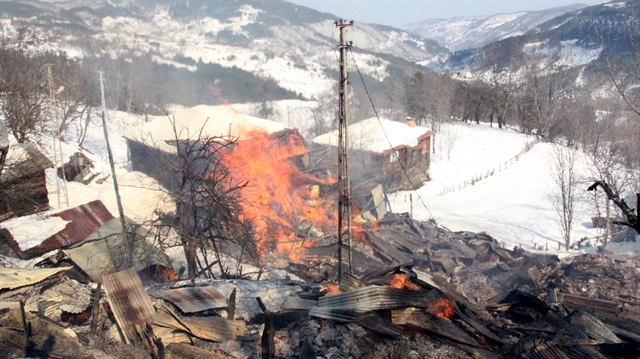 Kastamonu'nun Bozkurt ilçesinde çıkan yangında 7 ev kullanılamaz hale geldi.