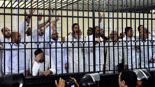 Mısır'da darbe karşıtlarına hapis cezası verildi.