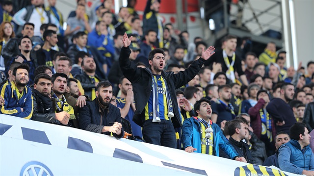 Fenerbahçeli taraftarlar Dick Advocaat'ın takımdan ayrılmasını talep ederken Hamza Hamzaoğlu lehinde mesajlar atıldı.