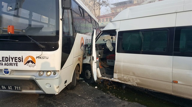 Ağrı'da bir öğrenci servisi ile belediye otobüsünün çarpışması sonucu 12'si öğrenci 14 kişi yaralandı.