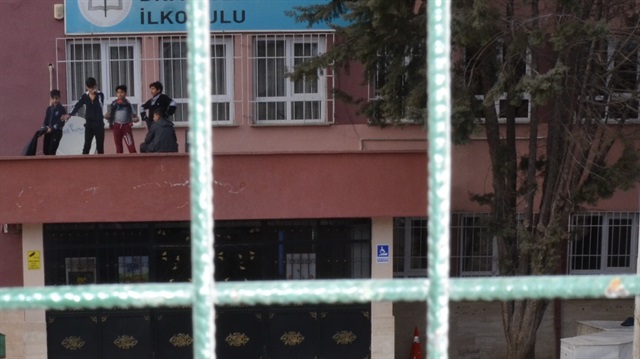 Korku dolu anlara yaşayan çocuklar okulun balkonuna tırmandı. 