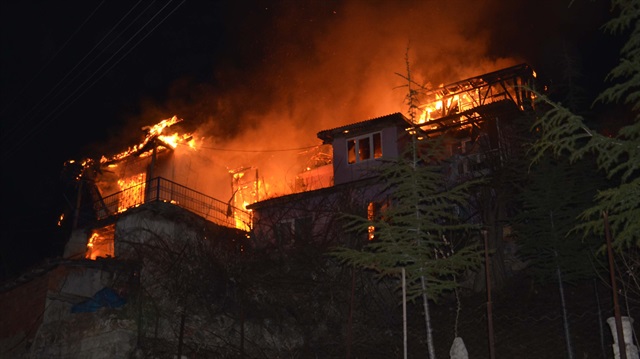 Tokat'ta 3 ahşap ev yangında kül oldu