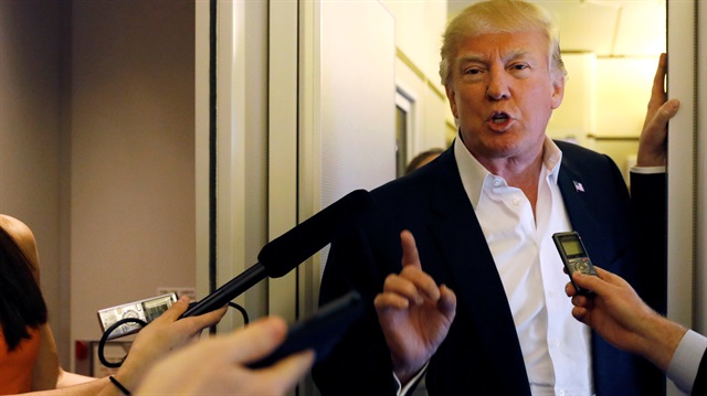 ABD Başkanı Donald Trump Melbourne'da başkanlık uçağında gazetecilere açıklama yapıyor. 