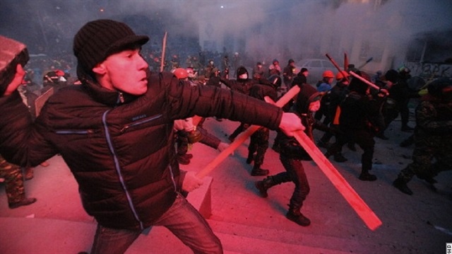 إصابة 10 أشخاص في مواجهات بين الشرطة ومحتجين في أوكرانيا