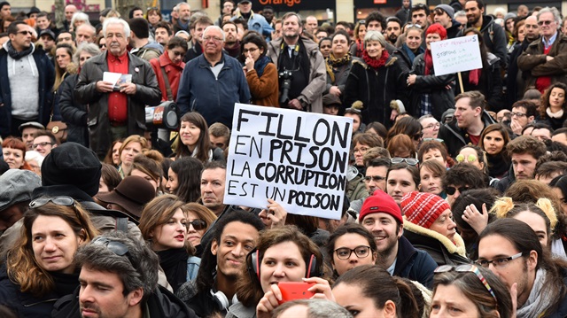 فرنسيون يتظاهرون في باريس تنديدا بتورط سياسيين في قضايا فساد