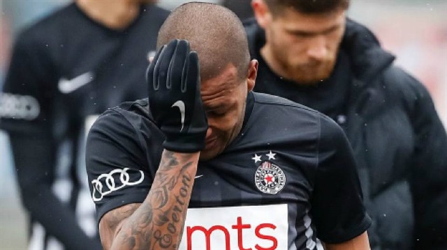 Everton Luiz sahayı gözyaşlarıyla terk etti.