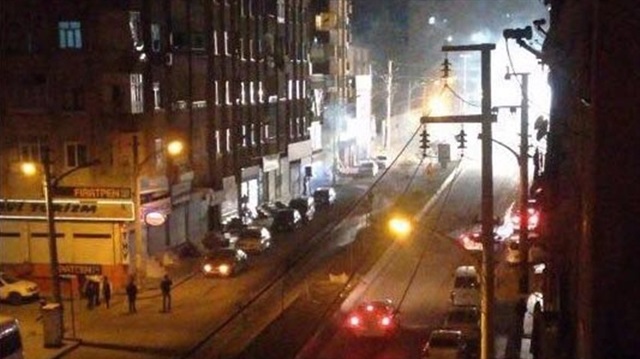 Polisin gaz bombalarıyla karşılık verdiği sokak teröristleri, daha sonra ara sokaklara kaçtı.