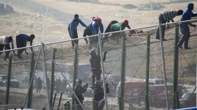 300 مهاجر يقتحمون الحدود الإسبانية المغربية في سبتة