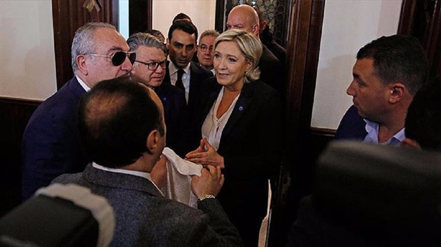 Le Pen, başörtüsü takması istenince görüşmeyi terk etti.