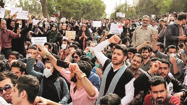 İran’da halk ayaklandı