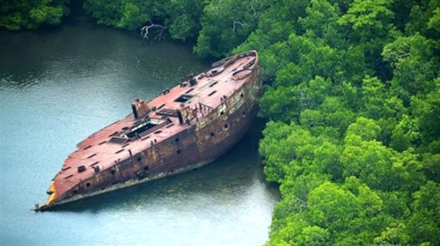 İkinci Dünya Savaşı'ndan kalan gemi enkazı.
