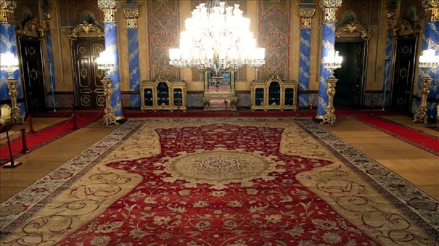 Beylerbeyi Sarayı'ndaki 136 metrekarelik halı, gece gündüz çalışılarak 6 ayda restore edildi.