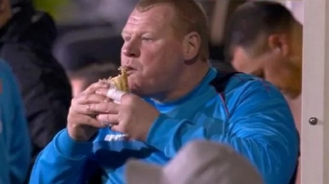 Sutton'ın yedek kalecisi Wayne Shaw'ın, Arsenal maçında kulübede yemek yemesi mücadelenin en dikkat çeken görüntüsü olmuştu.