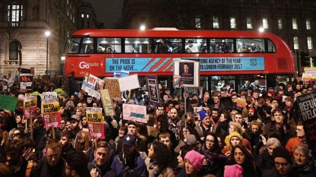 مظاهرات في مدن بريطانية رفضا لدعوة زيارة وجهتها ماي لترامب