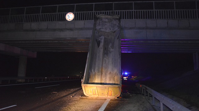 TIR'ın dabperi, sürücüsünün açık bırakması sonucu köprüye takıldı. 