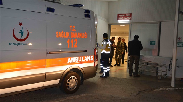 Yaralı askerler ambulanslarla hastaneye kaldırıldı.
