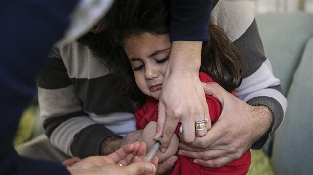 Reyhanlı genelinde 22, Hassa'da da 5 sağlık ekibi de mahalleleri dolaşarak Suriyeli ailelerin çocuklarına evlerinde aşı yapıyor.