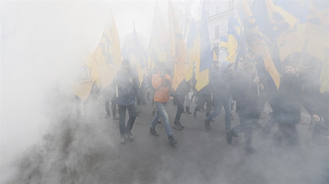 Ukrayna'da üç sene önce yaşanan kanlı çatışmaların yıl dönümünde başkent Kiev'de iktidar karşıtı protestolar artarak devam ediyor.
