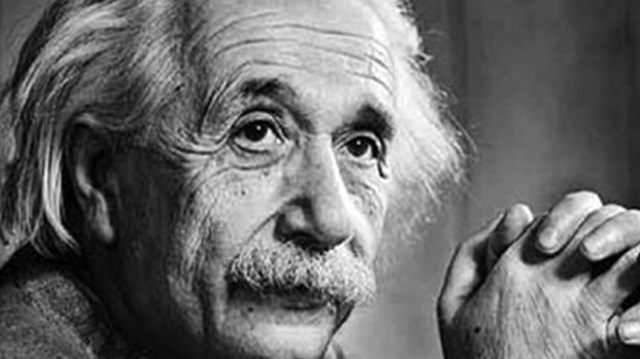 Walter Isaacson'ın “Einstein: His Life and Universe” adlı kitabından uyarlanan Deha, zeki, hayalperest ve isyankar bir patent memurunun bir öğretmenlik diploması ya da doktorası olmadan nasıl evrenin ve atomların gizemlerini ortaya çıkardığını ele alacak.