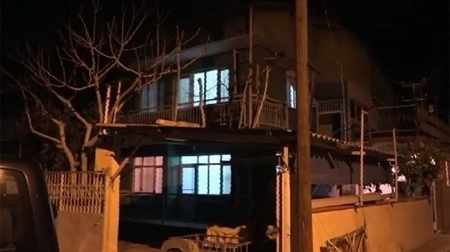 Manisa'da terör örgütü PKK'ya yönelik soruşturmada gözaltına alınan 2 kişinin evinde, FETÖ üyesi 14 şüpheli yakalandı.