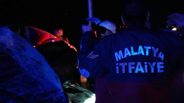 Malatya'da işçi servisi ile otomobil çarpıştı