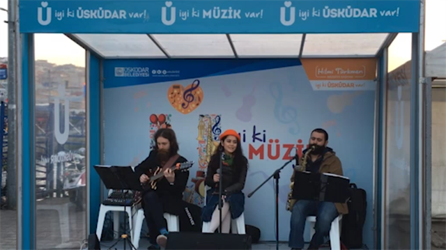 Müzisyenler iskelede kurulan platformda vatandaşlara müzik ziyafeti sunuyor.