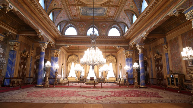 سجادة تاريخية في قصر باسطنبول تستعيد رونقها بعد عملية ترميم