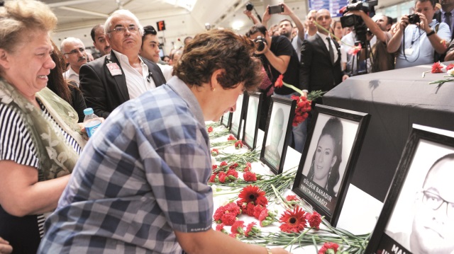 Atatürk Havalimanı’nı kana bulayan canlı bomba saldırısında hayatlarını kaybeden havalimanı çalışanları arkadaşlarını yasa boğmuştu. O gün mesaide olan 15 kişi için düzenlenen anma töreninde çalışanlar gözyaşına boğulmuştu.