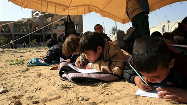Filistinli çocuklar yıkım içerisinde eğitim görürken