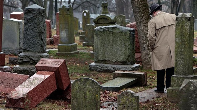  a vandalized a Jewish cemetery near St. Louis, Missouri