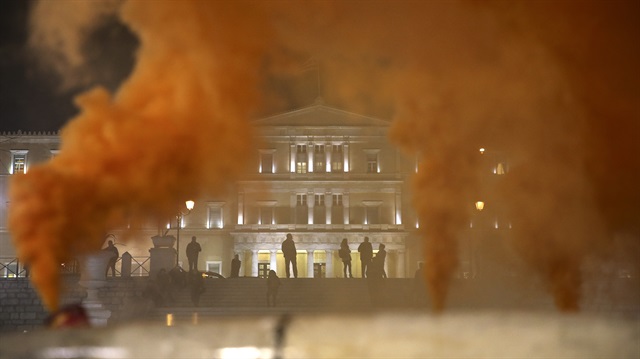 Göstericiler Atina'da meşale yakarak, daha iyi çalışma koşulları için gösteri düzenledi.