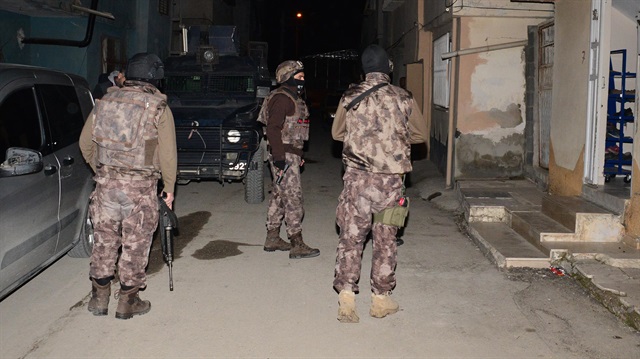 Adana merkezli 3 ilde düzenlenen operasyonda, silah kaçakçılığı yaptığı iddia edilen  13 kişi gözaltına alındı. 