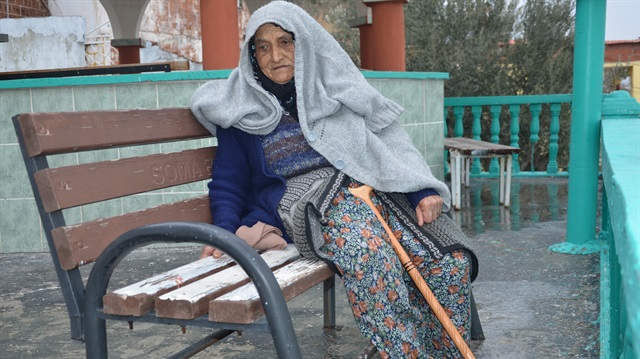 Fatma Sazan yaklaşık 500 metre ilerideki camiye giderek, 4 saat boyunca cami bahçesinde nöbet tutuyordu. 